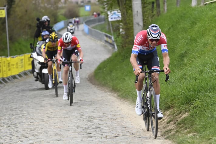 Mathieu Van Der Poel (NL), Team Alpecin-Fenix, Kasper Asgreen (DK), Team Deceuninck - Quick-Step et Wout Van Aert (BEL), Team Jumbo - Visma pendant la 106ème édition du Tour des Flandres, 2021.