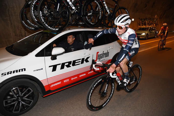 Der sportliche Leiter, wie hier Adriano Baffi bei Trek-Segafredo (mittlerweile Lidl-Trek), bestimmt gemeinsam mit den Fahrern die Renntaktik