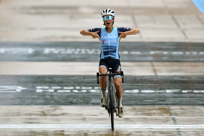 L'année dernière, les femmes sont restées relativement propres et, contrairement aux hommes, il n'y a pas eu de sprint final pour la victoire. Elisabeth Deignan l'a emporté avec plus d'une minute d'avance.