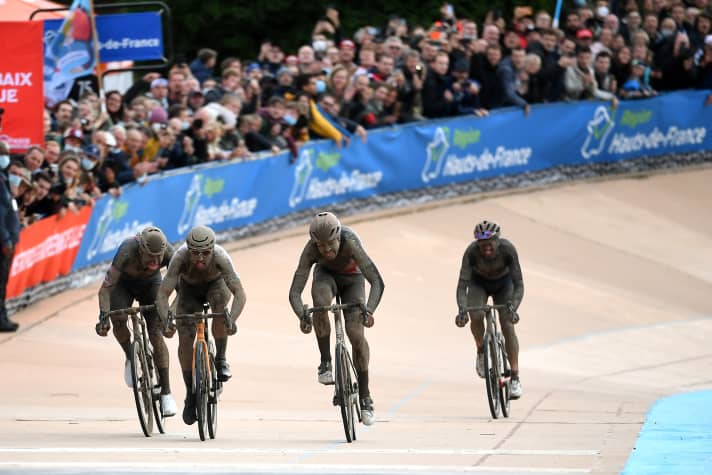 Trotz der sechsstündigen Schlammschlacht hatte Sonny Colbrelli noch Körner für den Schlussspurt übrig und entschied das Rennen für sich.