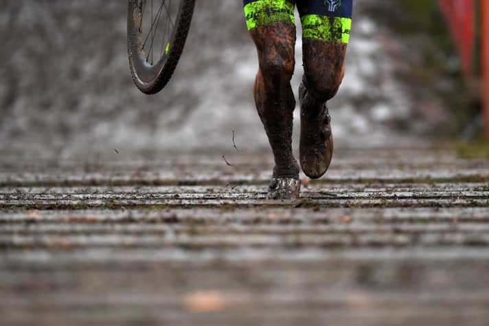 Rad schultern, Treppen steigen: Cyclocross fördert Vielseitigkeit