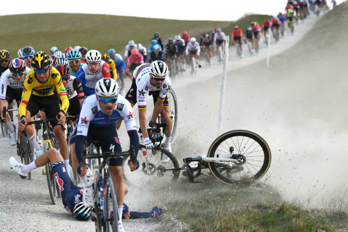 Spektakulärer Sturz: Julian Alaphilippe beim Rennen Strade Bianche