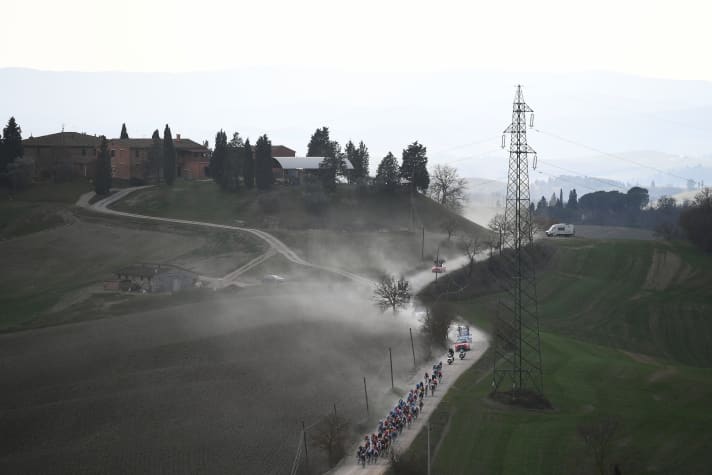 Auch bei den Straßenrennen im Profisport sind immer wieder Gravelpassagen zu bewältigen.