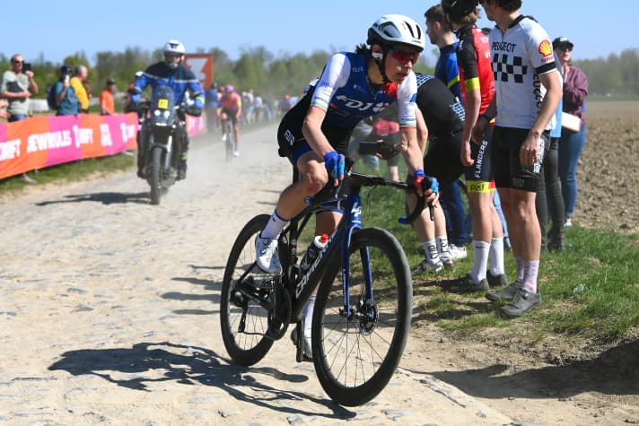 Marta Cavalli (Team FDJ Nouvelle - Aquitaine Futuroscope) während des Frühjahrsklassikers Paris-Roubaix.