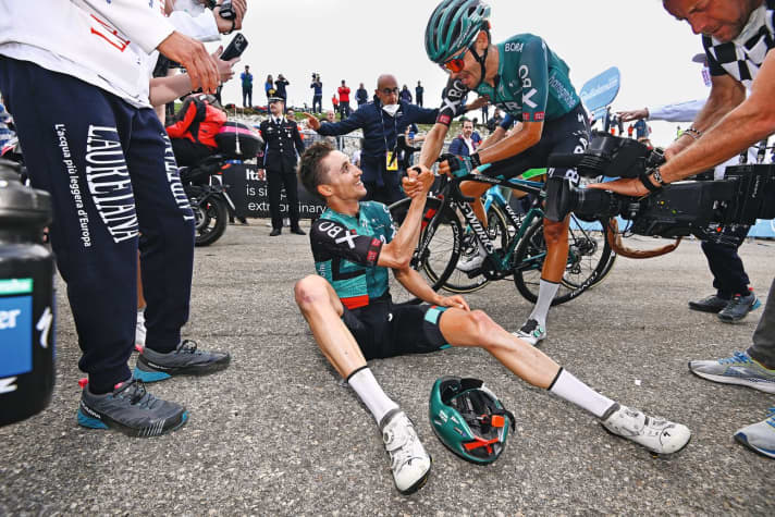 Emanuel Buchmann gratuliert Jai Hindley zum Sieg auf der 9. Etappe