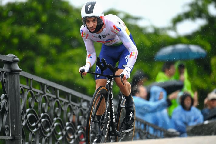 Pierre Latour mit dem neuen, ungewöhnlich befestigten Helm