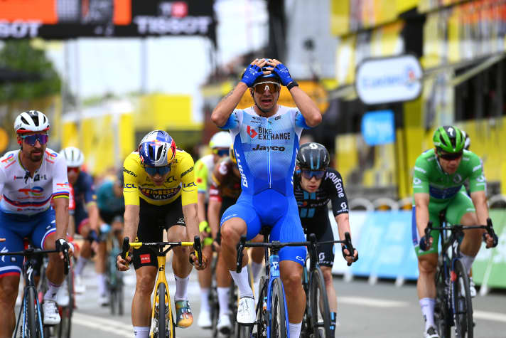 Dylan Groenewegen gewinnt die 3. Etappe der Tour de France 2022. Fabio Jakobsen (rechts in Grün) hat das Nachsehen