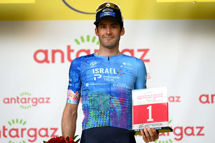 Bei der Tour de France 2022 hatte das Team ein ähnlich anmutendes Sondertrikot. Hier Hugo Houle, der die 16. Etappe gewann 