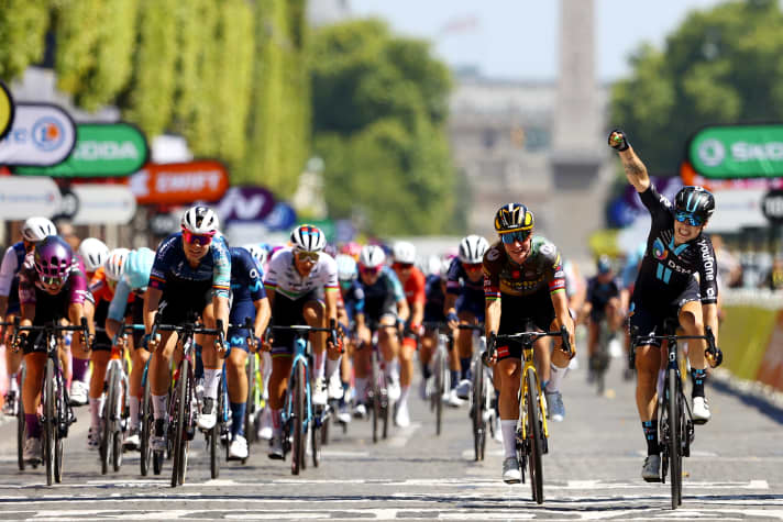 Lorena Wiebes (on the right) prevails against Marianne Vos (next to her)