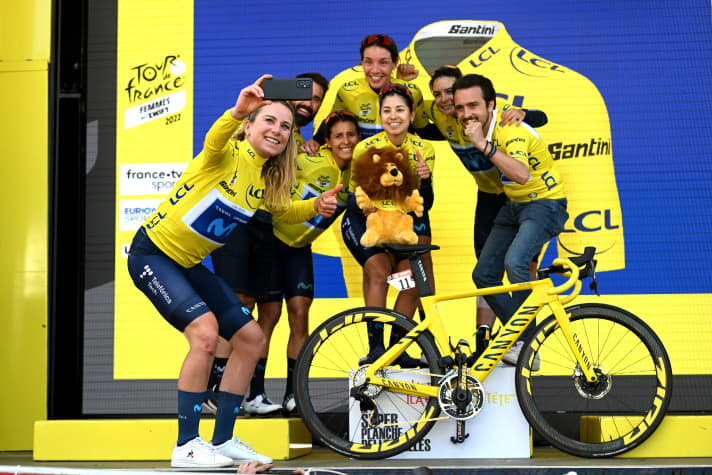 Annemiek van Vleuten und das Team Movistar kosten ihren Triumph aus