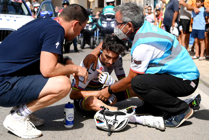  Julian Alaphilippe a chuté dans un virage et n'a pas pu continuer la course.