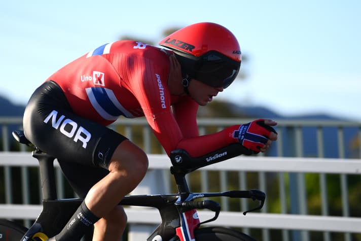 Le champion du monde Tobias Foss sur son vélo de contre-la-montre 