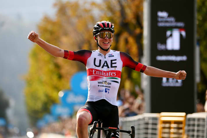 A titre de comparaison, le maillot de la saison 2022, tel que porté par Tadej Pogacar lors du Tour de Lombardie.