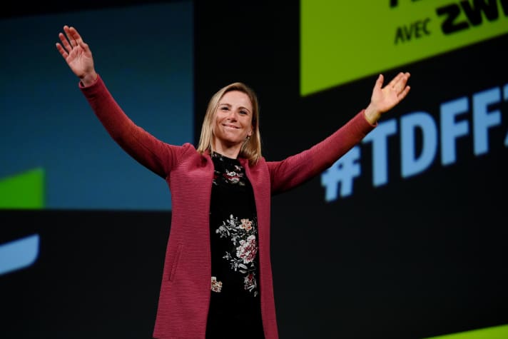 Annemiek van Vleuten, die die Tour de France der Frauen 2022 gewann, bei der Streckenvorstellung in Paris