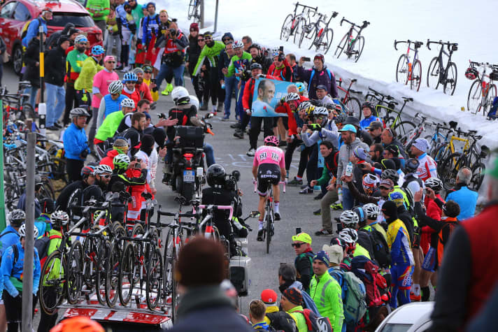 Lors de la 16ème étape du Giro d'Italia 2017, Tom Dumoulin a dû faire face à des problèmes d'estomac. Il a perdu beaucoup de temps lors du passage du col de l'Umbrail.