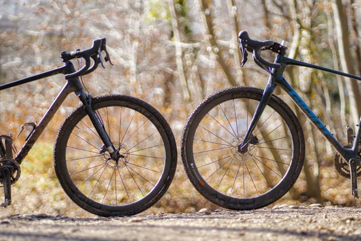 In a duel: The Rockshox Rudy suspension fork on the right and the Vecnum suspension stem on the left.