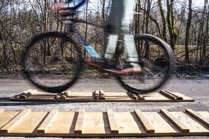 Neben den Testfahrten im Gelände mussten sich die Federelemente im direkten Vergleich auf dem Rüttelbrett beweisen.