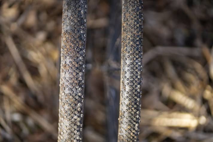 How wide should tyres be on a gravel bike? On the left the Schwalbe G-One Bite in 50 millimetres, on the right the 40 mm version