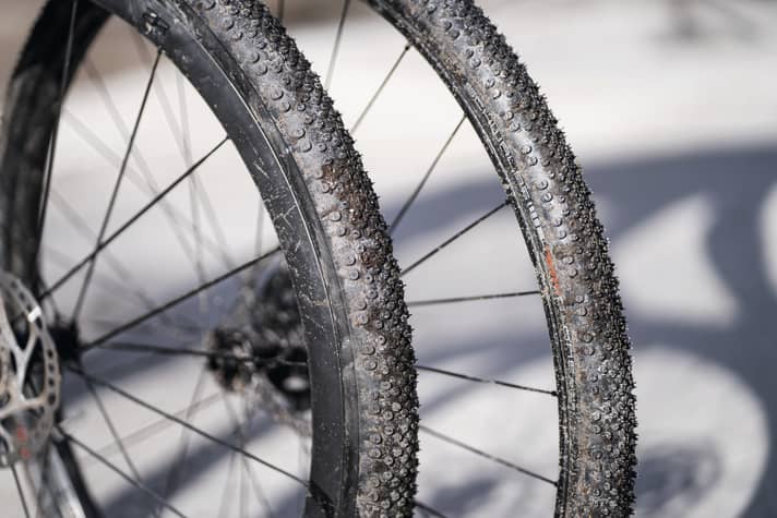 À gauche, une roue classique en carbone (Cadex AR 35) que nous avons équipée de pneus de 50 mm, et à droite, la roue Zipp 101 XPLR avec des pneus de 40 millimètres.