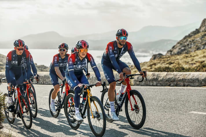Richard Carapaz hat im vergangenen Jahr in Tokio olympisches Gold geholt – dafür darf er diese Saison ein Pinarello Dogma F mit goldener Sonderlackierung fahren.