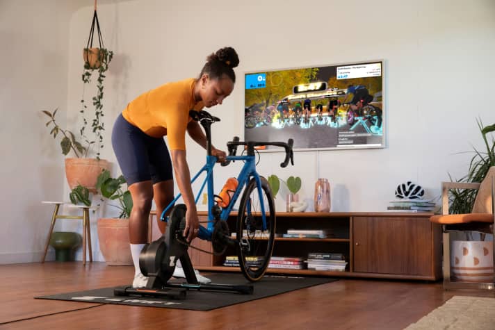 Une femme enserre un vélo de course Canyon dans un rouleau