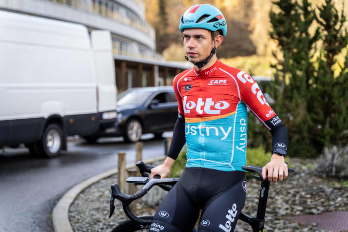 Rot und Hellblau prägen das neue Jersey 