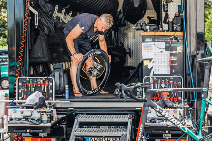 If everything fits, changing tyres with tubeless tyres is a matter of minutes