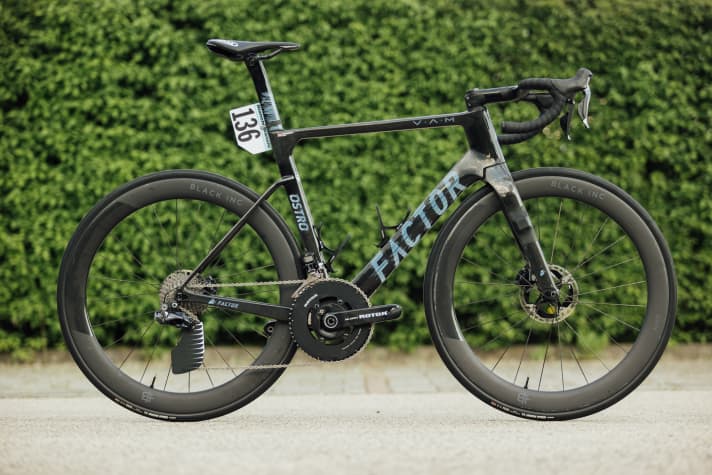 Le vélo de l'équipe Israel-Premier Tech est fourni par Factor.