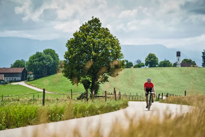 Weißblaues Idyll, die Berge im Blick: Im bayerischen Oberland lockt der Rad-Herbst mit milden Temperaturen und klarer Luft