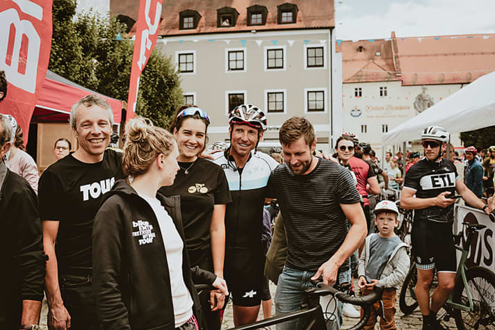 Teamwork! Kristian, Sandra, Alisa, Martin und Stefan (von links) aus der TOUR-Redaktion