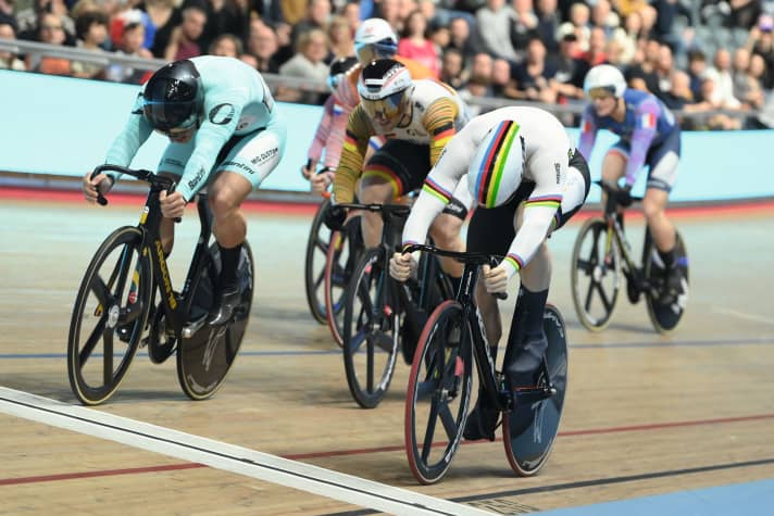Der Australier Matthew Richardson (links) schlägt im Londoner 
Keirin-Finale Weltmeister Harrie Lavreysen aus den Niederlanden nur um Zentimeter