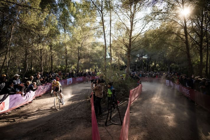 Mit Highspeed über Staubpisten statt durch tiefen Schlamm: Beim UCI Cyclocross-Worldcup im spanischen Benidorm waren von den Cross-Spezialisten wie van Aert und van der Poel andere Fähigkeiten gefragt.