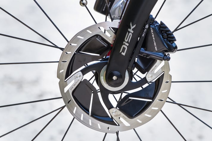 Shimano Dura-Ace-Disc: Die Scheibenbremse SM-RT900 der Shimano Dura-Ace kommt im neuen Design für bessere Kühlung.