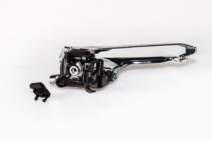 Shimano ist vom vorherigen Umwerfer-Design mit dem langen Arm an der Zugklemmung wieder abgerückt, der Ultegra-Umwerfer ist deutlich kompakter und einfacher einzustellen.