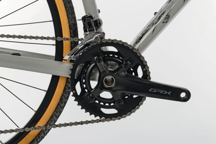 Les groupes GRX de Shimano sont spécialement conçus pour les vélos de gravel. Contrairement à SRAM, les dérailleurs GRX de Shimano peuvent être utilisés avec deux plateaux et un dérailleur avant.