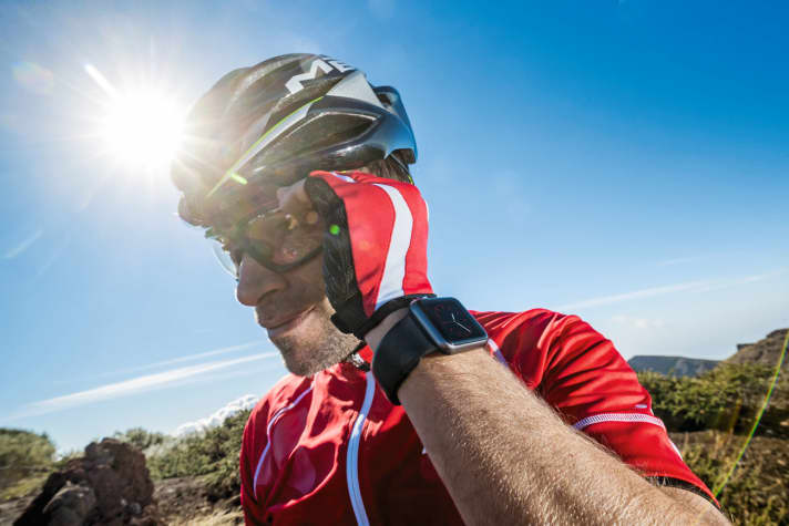 Smart watches on the wrist are versatile - but measure the heart rate less accurately than chest straps.