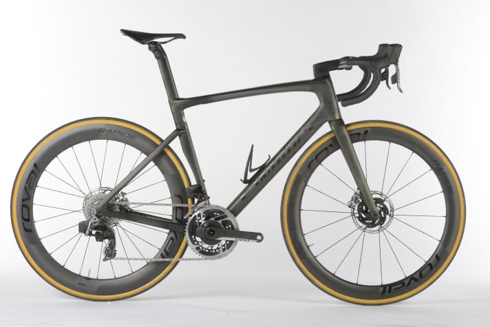 Unfortunately, for most people it's just a dream: the Specialized S-Works Tarmac SL7 is currently one of the most successful competition road bikes, but unfortunately also one of the most expensive. The bike costs up to 16,000 euros. 