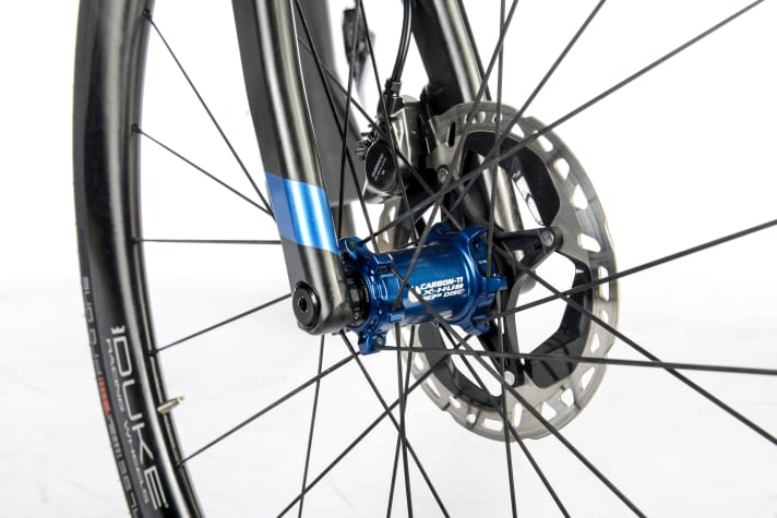 Exklusive Anbauteile: Die Laufräder mit Naben von Carbon-Ti und Carbonfelgen von Duke sind rekordverdächtig leicht
