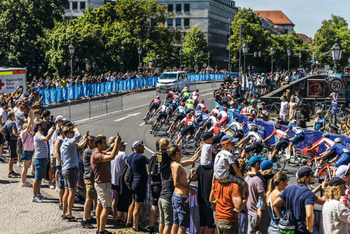 European Championships: Tolle Werbung für den Radsport. In der Münchner Innenstadt feiern Tausende Zuschauer den Radsport
