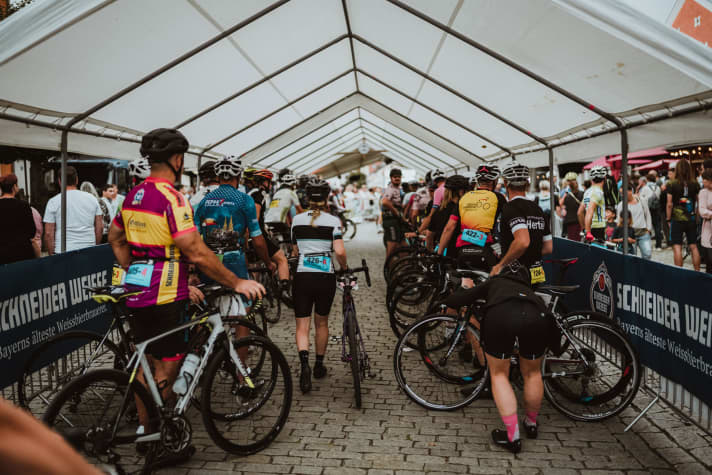 Changeover zone in the heart of the old town: the changeover tent is well filled during the day. Nevertheless, it happens time and again that riders come in and no replacement is ready. As a team rider, you meet the same riders from other teams from time to time.
