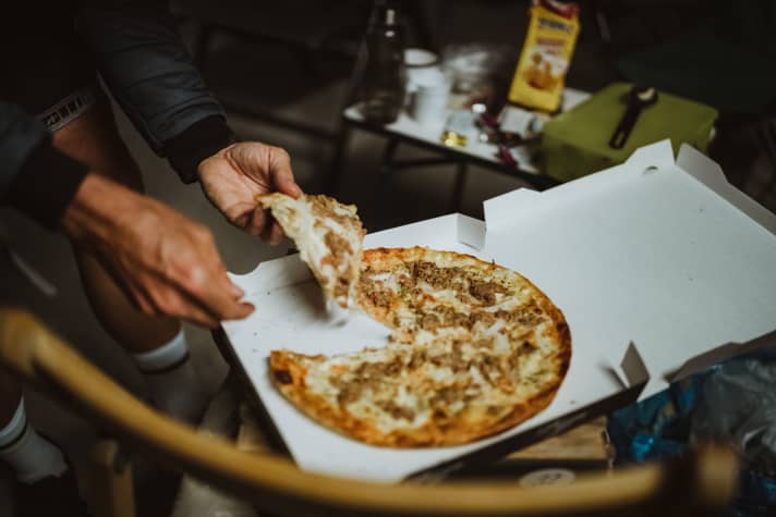 Pizza als Treibstoff für die zähen Runden bei Nacht.
