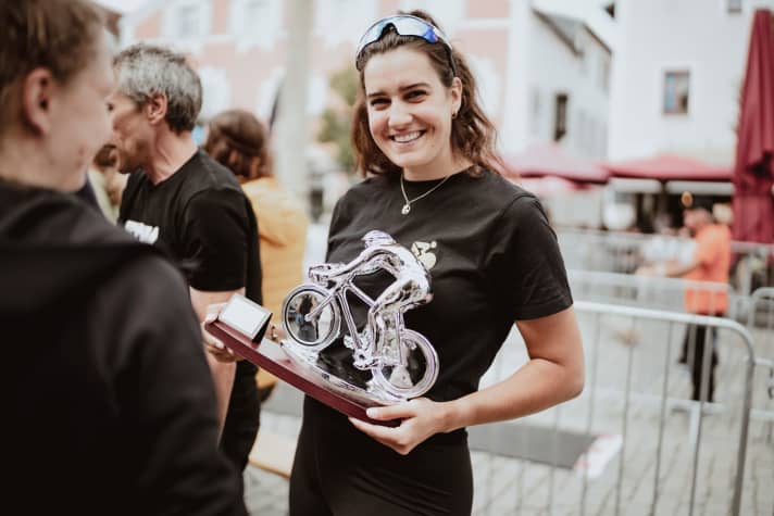 Auch das TOUR-Team hatte Grund zum Feiern: Mit 49 Runden sprang am Ende der zweite Platz in der Mixed-Kategorie heraus. Der schicke Pokal, den Alisa in den Händen hält, schmückt mittlerweile die TOUR-Redaktion.