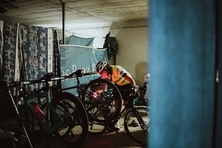 Additional equipment at night: If you go out on the track after 10.00 a.m., you need a light on your bike and a high-visibility waistcoat. With modern aero racing bikes, fitting these quickly becomes a challenge.