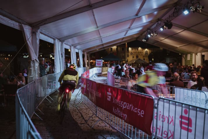 Doch spätestens bei der Einfahrt ins Festzelt am Ende der Kelheimer 24-h-Runde ist man wieder hellwach und aufgedreht vom nächtlichen Laktatschock am Stausacker Berg.