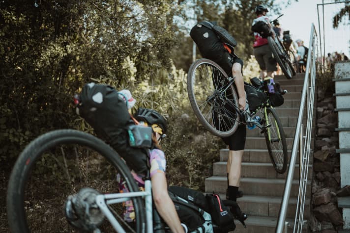 Les vélos sont portés en haut des escaliers