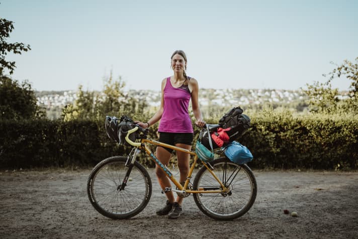 Front roll: clothes bag with leggings, hoodie, T-shirt & socks, hygiene articles (solid soap, toothbrush, mini toothpaste, cream), first aid kit, coffee powder, oatmeal
Saddle bag: camping cooker, tools, sleeping bag; on top: mat, banana
Fanny pack: money, mobile phone, bars