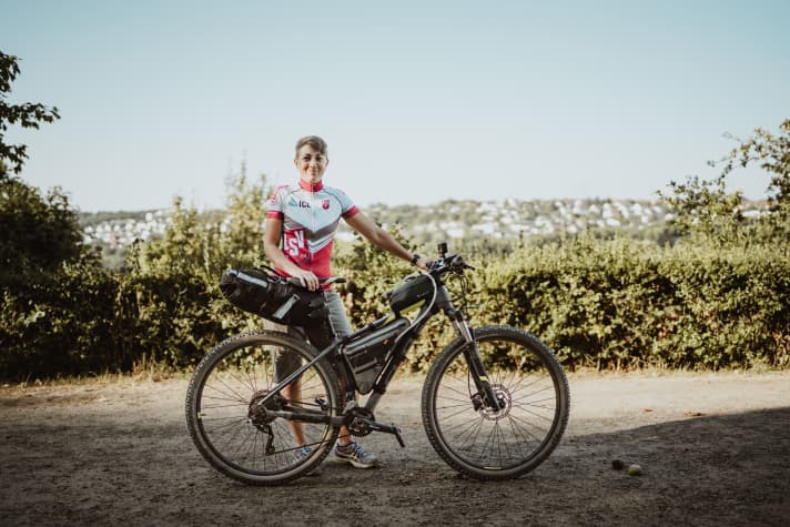 Top tube bag: snacks and an emergency energy gel
Framebag: hydration system, repair/tool kit (with disposable gloves), wash bag (toothbrush, toothpaste, cream), towel (which I forgot at the first campsite), power bank, cable and battery for GoPro and mobile phone, money, AirTag
Arse rocket: Change cycling clothes, sleeping shirt, short sports trousers, rain jacket, sleeping mat, sleeping bag, arm warmers, leg warmers.