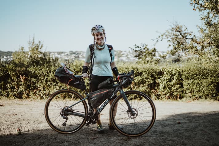 Front roll: sleeping mat & sleeping bag
Rear: Leggings, hoodie, T-shirt, Birkenstock, Biwi, rain jacket, wind vest
Framebag: repair kit, inner tube, first aid, cosmetics aka hygiene, bars, power bank & charging cable
Additional: hydration pack with a few bars