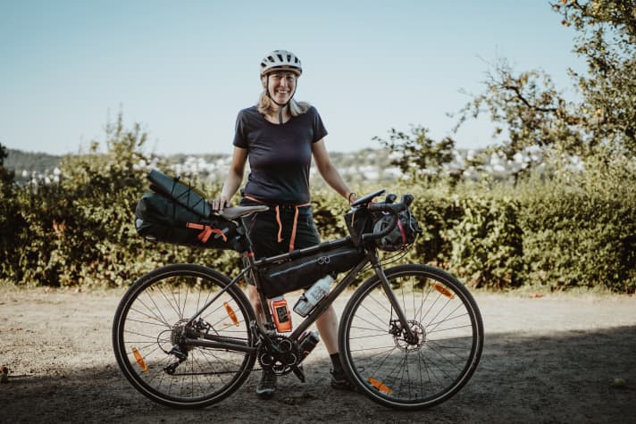 Brinis Packliste beim Taunus Bikepacking: Schlafsack, Isomatte, Kissen, Inlett, Zeltplane sowie Biwak-Sack, Regenbekleidung (Jacke, Hose, Gamaschen, Regen-Handschuhe), Warme Jacke, Raddress, Wechselklamotten für den Abend/Nacht, Kocher mit Tasse, Besteck, Hygiene Beutel, Erste Hilfe Set, Reparatur Kit fürs Fahrrad, Luftpumpe, Smartphone, Powerbank, Sonnenbrille
