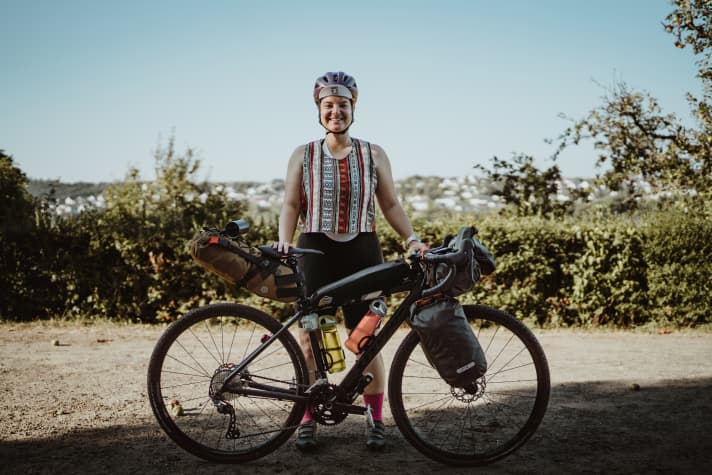 Fork bag I: cycling gear, electronics, arm warmers, mosquito repellent, sun cream, hat and scarf. Fork bag II: sleeping mat, windbreaker, waistcoat, rain jacket, folding bowl, cup (if not on the outside of the arse rocket), repair kit.
Arse rocket: Down jacket, sleeping bag, inlet for sleeping bag, off-bike clothes, wash bag
Handlebar roll: flip-flops, tent (cover)
Top tube bag: tent poles, pegs, safety waistcoat, musette, spork